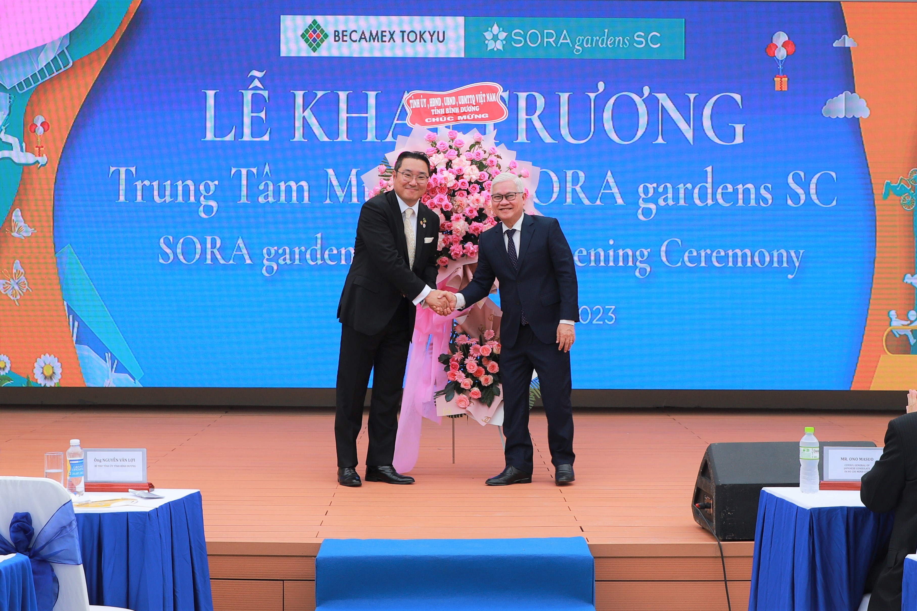 nghi-thuc-tang-hoa-giua-bi-thu-tinh-uy-binh-duong-nguyen-van-loi-va-tgd-becamex-tokyu-oh-dongkun-1690439033.JPG