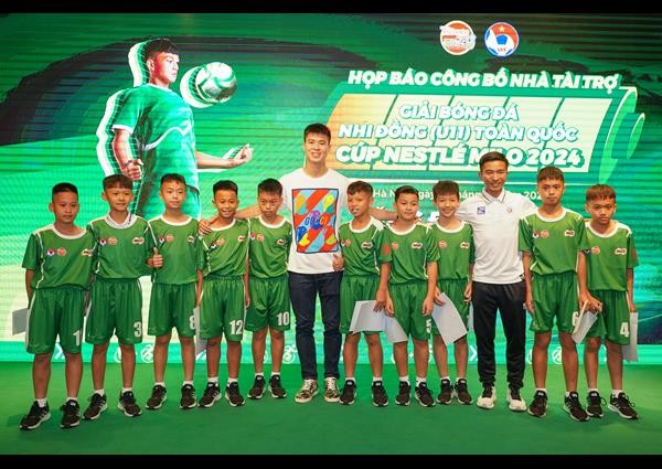 8-tham-du-hop-bao-tuyen-thu-quoc-gia-duy-manh-cung-chia-se-hanh-trinh-theo-duoi-dam-me-bong-da-truyen-cam-hung-den-cac-cau-thu-nhi-copy-1713499114.jpg