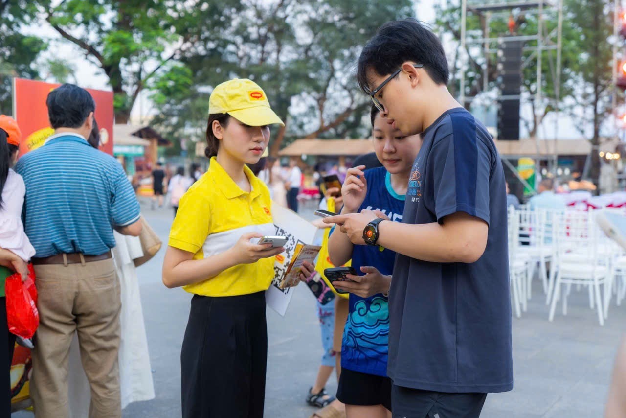 khach-tham-quan-duoc-huong-dan-thong-tin-ve-ban-do-am-thuc-truc-tuyen-thuoc-de-an-bien-tau-van-nguyen-lieu-nau-trieu-mon-viet-1746429865.JPG