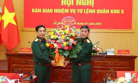 Bàn giao nhiệm vụ Tư lệnh Quân khu