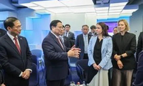 Thủ tướng thăm trung tâm Chính phủ số hàng đầu thế giới tại Estonia