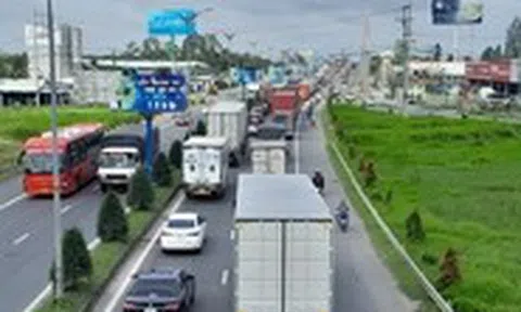 Cầu Cần Thơ liên tục kẹt xe do tai nạn giao thông