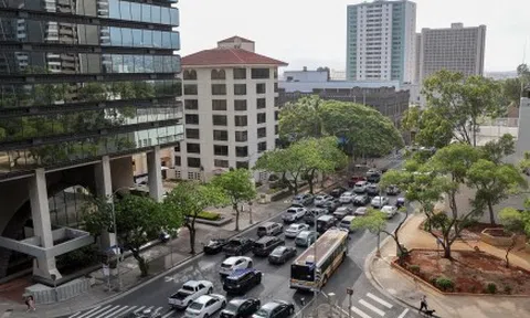 Chạy sóng thần lịch sử, người dân, du khách ở Hawaii thức trắng đêm trong xe