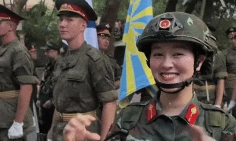 Nữ chiến sĩ A80 kể về màn tương tác viral với chàng quân nhân Nga