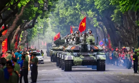 Lần đầu đội hình khí tài hiện đại diễu binh trên biển, trên bộ