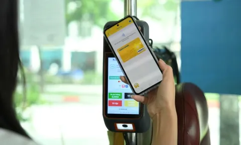Lần đầu tiên khách đi xe buýt TP.HCM có thể thanh toán thẻ 1 chạm