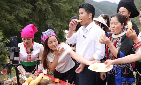 Chủ tịch xã ở Lai Châu lần đầu lên livestream cùng bà con bán nông sản