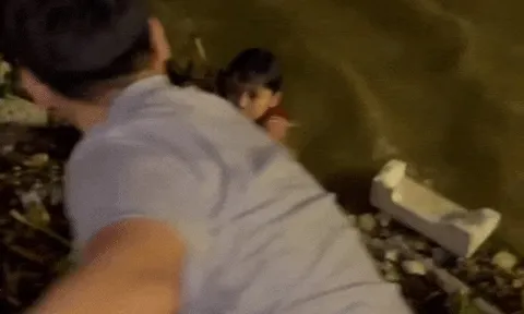 Thót tim phút cứu bé trai trôi dạt trên sông Hàn giữa lũ dữ trong đêm