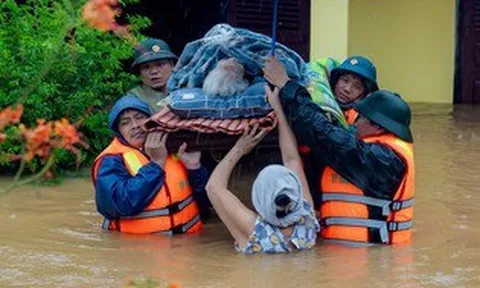 Mưa lũ tại miền Trung: 22 người chết và mất tích, hơn 128.000 ngôi nhà vẫn ngập sâu