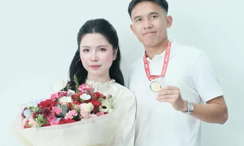 Tiền vệ tuyển Việt Nam sắp cưới 'cô chủ tiệm vàng' sau 7 năm yêu