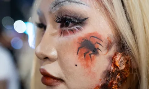 'Ma quỷ, siêu nhân' quẩy xuyên đêm Halloween trên phố Tây Bùi Viện