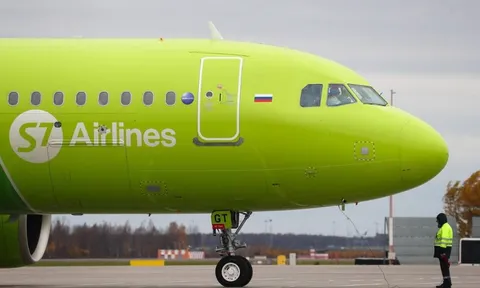 Hãng bay lớn đầu tiên của Nga cho phép tiếp viên mang giày thể thao