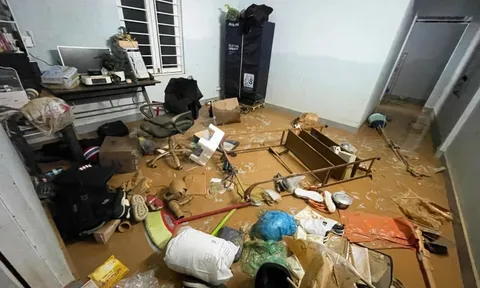 Đi cứu hộ lũ về, chàng trai sốc vì nhà trọ ngập, thiệt hại 150 triệu