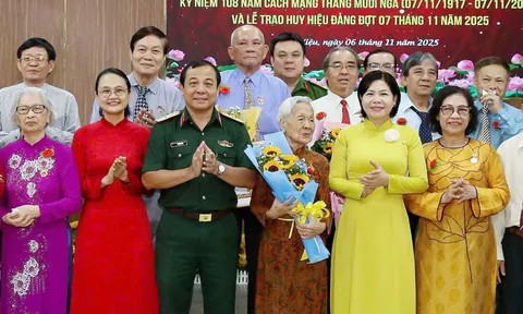 Phường Cầu Kiệu, TP.HCM trao Huy hiệu Đảng cho 30 đảng viên đợt 7-11