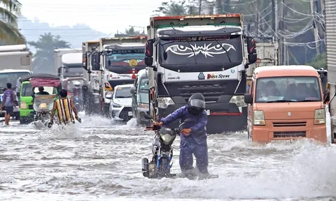 Philippines sơ tán hơn 100.000 người, hủy 300 chuyến bay do bão Phượng Hoàng