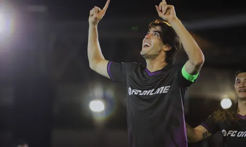 Kaka tái hiện màn ăn mừng biểu tượng tại TP.HCM