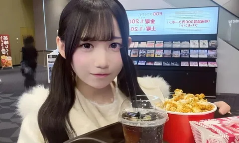 Lộ hình bạn trai trên ly nước, idol 17 tuổi Nhật Bản bị đuổi việc