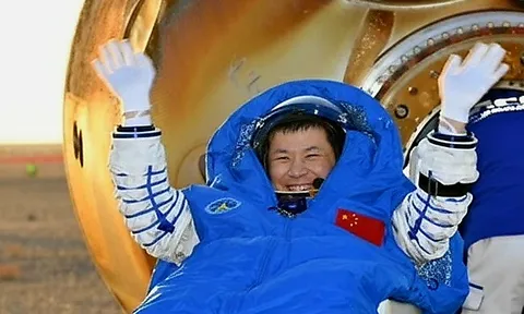 Rác vũ trụ làm hỏng tàu Thần Châu 20, phi hành đoàn Trung Quốc phải đổi tàu về Trái đất