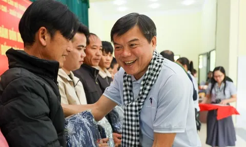 Đoàn tuyên giáo, báo chí TP.HCM thăm, tặng quà chiến sĩ biên phòng và người dân biên giới Cao Bằng