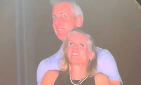 Cựu CEO bán nhà sau bê bối bị 'tóm sống' ngoại tình ở concert Coldplay