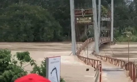 Cầu treo ở Lâm Đồng bị lũ cuốn trôi
