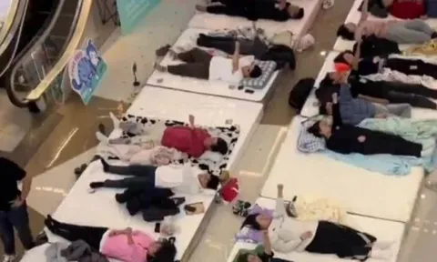 Người đàn ông chiến thắng cuộc thi 'nằm yên' ở Trung Quốc