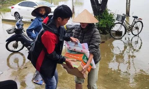 Nước lụt vẫn bủa vây, người dân 'rốn lũ' xứ Huế vẫn góp gạo, mì tôm gửi cho đồng bào Nam Trung Bộ