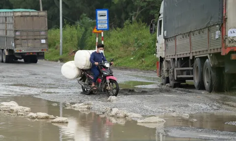 Đường huyết mạch ở Dung Quất nát bấy, vừa lái xe vừa cầu khấn