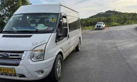 Đá rơi từ xe ben trúng ô tô, 3 du khách Nga thương vong