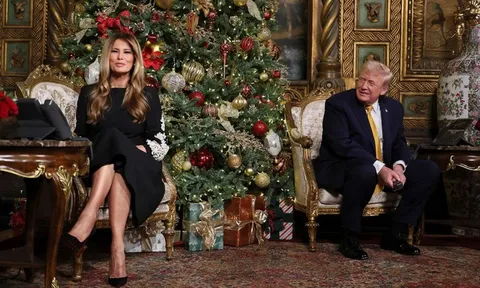 Tổng thống Trump và vợ hóa thân thành 'tổng đài viên' cho thiếu nhi dịp Giáng sinh