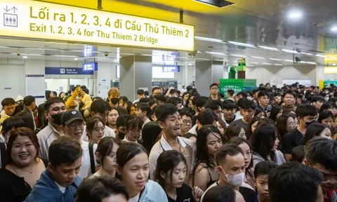 Cảnh 'không lối thoát' ở ga Metro TP.HCM sau đêm countdown