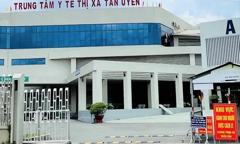 Bác sĩ tiêm "vaccine dịch vụ" bị tạm giam