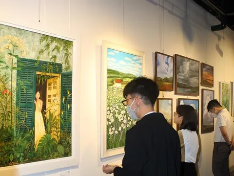 Triển lãm tranh của các họa sĩ không chuyên với chủ đề "Những sợi chỉ muôn màu"