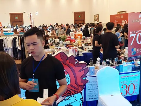 Flash Sale Holiday: Sự kiện khuyến mại hàng hiệu tại TP.HCM