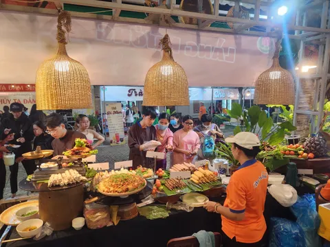 Du khách được trải nghiệm nhiều món đặc sản tại chương trình "Hương Sắc Phương Nam 2025"