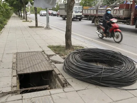 Hà Nội: Hàng loạt hố ga mất nắp "giăng bẫy" người đi đường