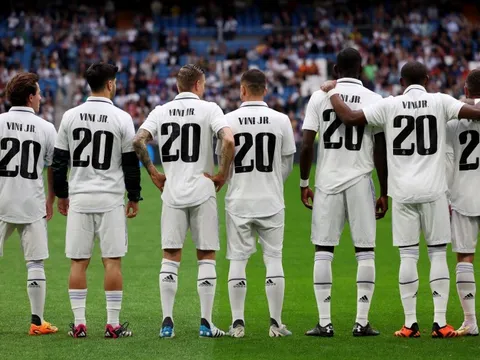 Vinicius bị phân biệt chủng tộc, cầu thủ Real đồng loạt mặc áo số 20
