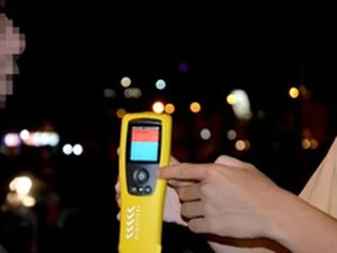 Dùng nước súc miệng dính nồng độ cồn: Giải pháp là gì?