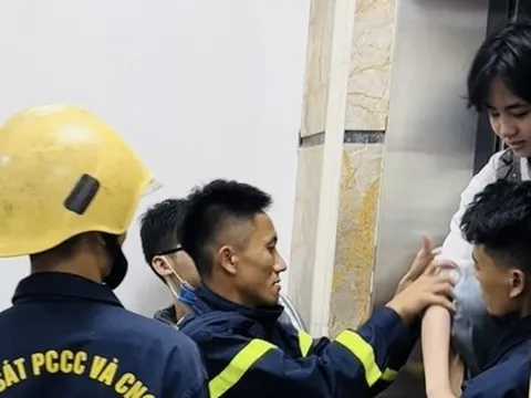 Giải cứu 4 học sinh mắc kẹt trong thang máy trung tâm Tiếng Anh