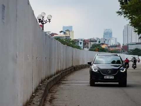 Hà Nội: Tường rào bê tông bất thường cản trở giao thông tại khu vực đường Vành đai 2,5