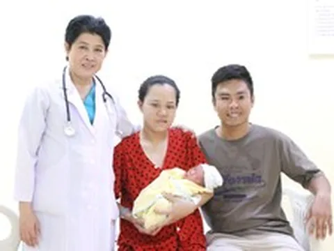 Cha và con ra đời cách nhau 29 năm cùng một bác sĩ đỡ đẻ