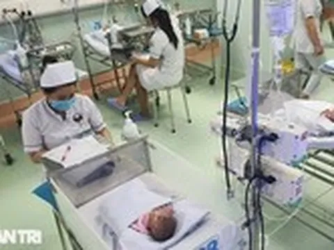 Bác sĩ vỡ òa báo tin cứu được bé 7 ngày tuổi phải mổ tim, chạy ECMO