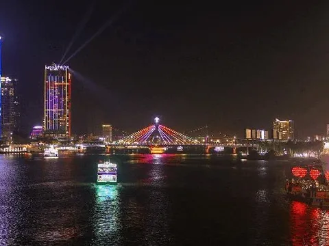 Những hình ảnh "khác lạ" trước và sau 8 giờ tối tại Đà Nẵng