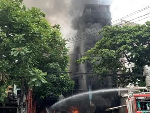 Hà Nội: Cháy cơ sở sửa chữa lốp ô tô, thiêu rụi 2 nhà liền kề