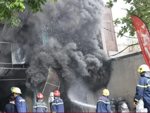 Hà Nội: Hiện trường vụ cháy ngùn ngụt cơ sở sửa chữa lốp ô tô và 2 nhà liền kề