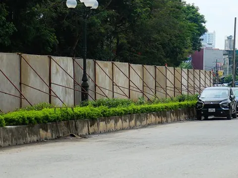 Cận cảnh 500 m hàng rào bêtông bịt kín lối đi khiến người dân khổ sở