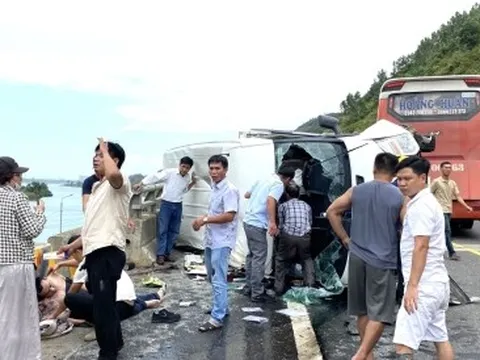 Hai xe khách đâm nhau trên tuyến cao tốc La Sơn -Hòa Liên, nhiều người bị thương