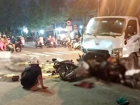 Bình Dương: Xe tải tông hàng loạt xe máy dừng đèn đỏ, 1 người chết, nhiều người bị thương