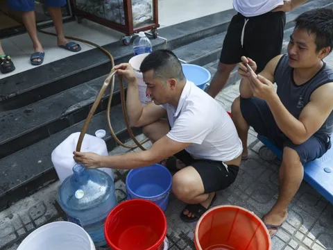 Hà Nội: Chung cư mất nước, hàng trăm người dân đội nắng 40 độ C, xách từng bình nước về sinh hoạt
