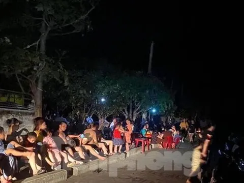 'Chảo lửa' Nghệ An lại mất điện, người dân đổ ra đường ăn cơm, hóng mát